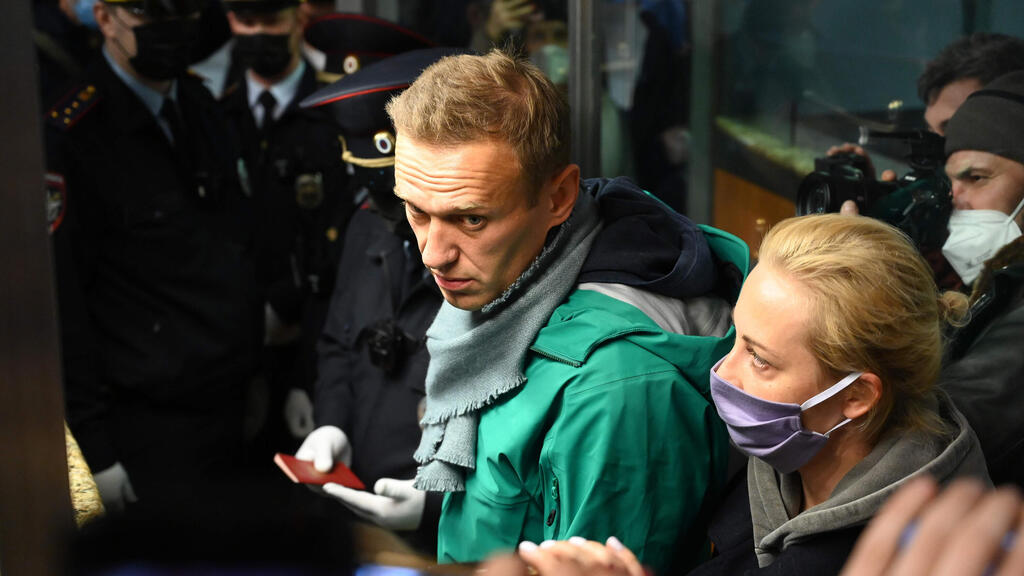  Russian opposition leader Alexei Navalny and his wife Yulia are seen at the passport control point at Moscow's Sheremetyevo airport on January 17, 2021