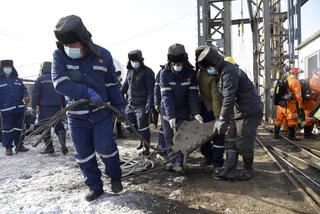 פעולות חילוץ ב מכרה זהב שהתפוצץ ב מחוז שאנדונג שב סין