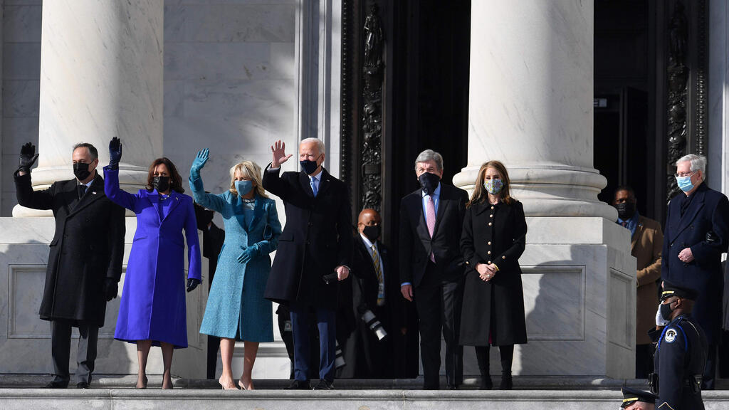 נשיא ארה"ב הנכנס ג'ו ביידן עם אשתו ג'יל וקמלה האריס מגיעים ל טקס ההשבעה