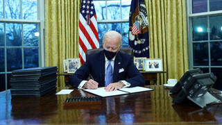 נשיא ארה"ב ג'ו ביידן ב הבית הלבן החדר הסגלגל חותם על צו נשיאותי צווים