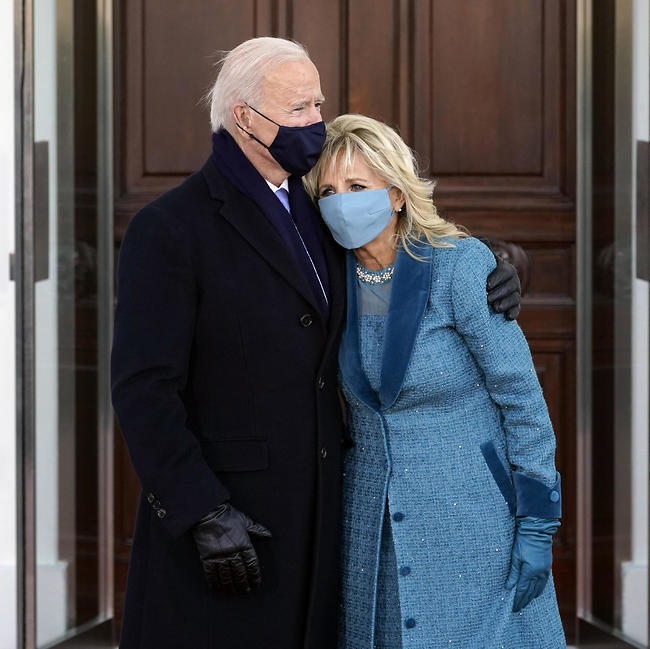 נשיא ארה"ב ג'ו ביידן ואשתו ג'יל מגיעים לבית הלבן