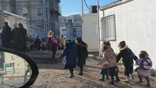 יש ניידת אבל אין אכיפה: תלמידות נוסעות ללימודים בבית ספר בבית שמש בזמן הסגר