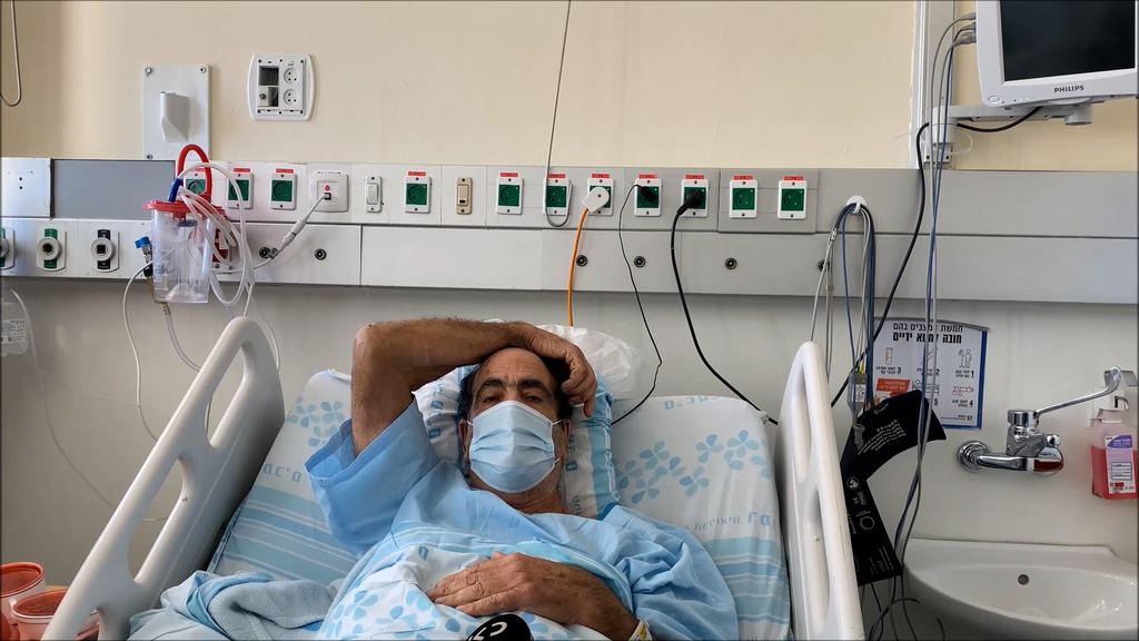 Яаков Телем в больничной палате (Фото: пресс-служба больницы "Рамбам" в Хайфе) ריאיון עם יעקב תלם אשר נדחף מחת למטרונית בחיפה על ידי תאופיק ג'ראר