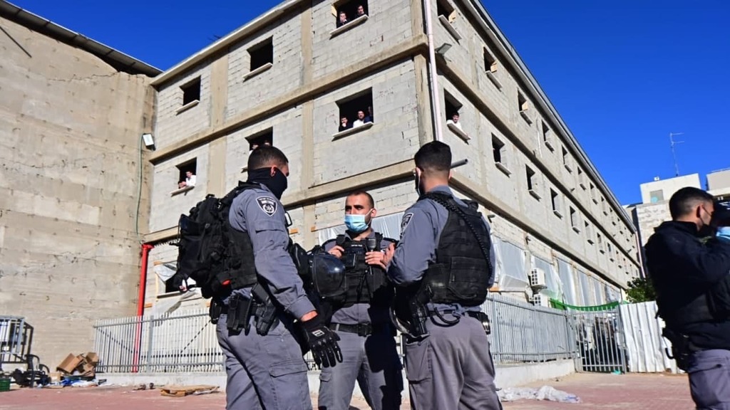 ישיבת גרודנא באשדוד: התקהלות וקריאות נגד השוטרים תוך כדי ניסיון להכנס למוסד