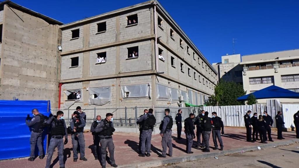 ישיבת גרודנא באשדוד: התקהלות וקריאות נגד השוטרים תוך כדי ניסיון להכנס למוסד