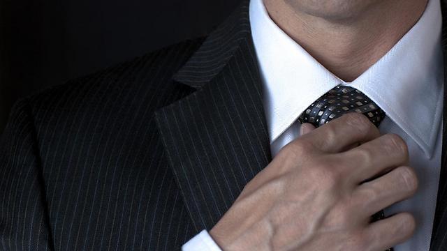 איש עסקים עורך דין חליפה עניבה עו"ד