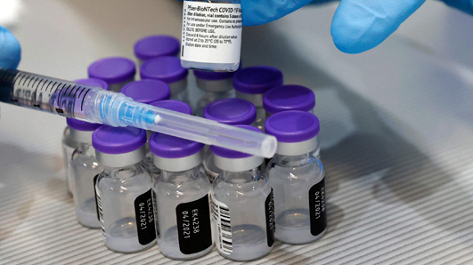 חיסון קורונה בשיבא (צילום: AFP) חיסון קורונה בשיבא