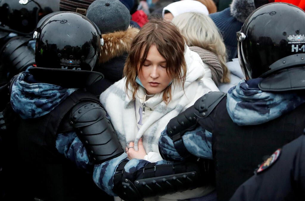 aw enforcement officers detain a woman during a rally in support of jailed Russian opposition leader Alexei Navalny 