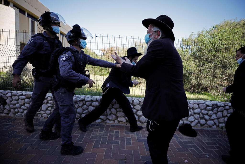 Police officers and Haredi residents of Ashdod clash over coronavirus regulations (Photo: Reuters) עימותים באשדוד