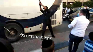 שוטר יורה באוויר במהלך הפגנת החרדים בבני ברק