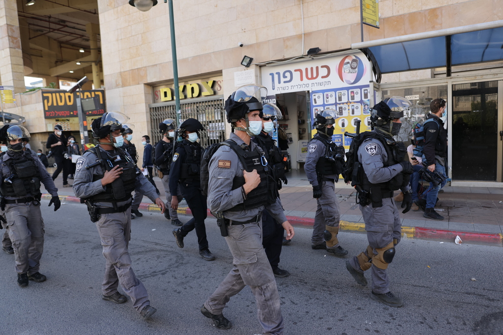 Police forces in Bnei Brak following Haredi riots over coronavirus regulations (Photo: Tal Shahar) אלפים מפגינים בבני ברק