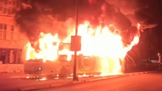 אוטובוס חברת אפיקים עולה ב אש ב בבני ברק