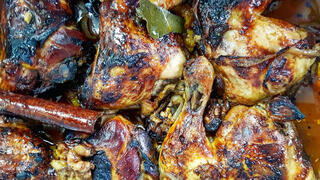 עוף עם פירות יבשים