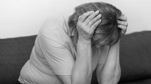 пожилая женщина грусть насилие страх 