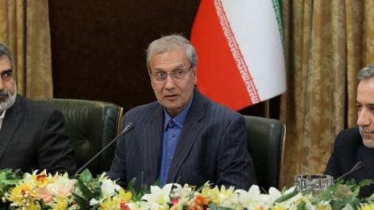 Iranian government spokesman Ali Rabiei (center) at a press conference in Tehran in 2019 