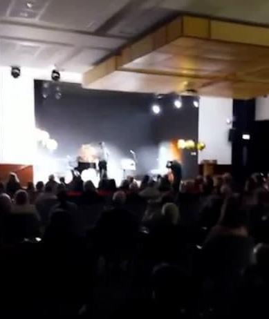עשרות בני אדם השתתפו הערב בהופעה  באולם סגור של רשת "מגדלי הים התיכון"