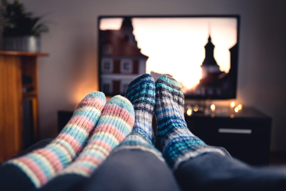 בני זוג צופים יחד בטלוויזיה