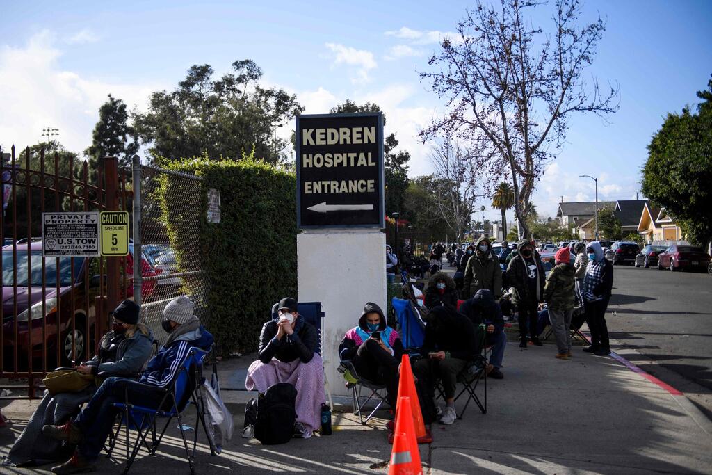לוס אנג'לס ציידי חיסונים מרכז רפואי קדרן מחכים בחוץ עם שקי שינה וכו
