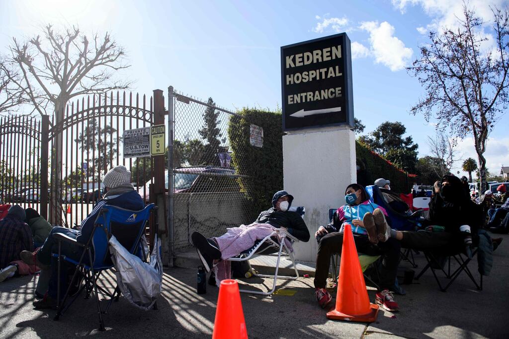לוס אנג'לס ציידי חיסונים מרכז רפואי קדרן מחכים בחוץ עם שקי שינה וכו