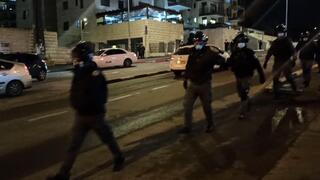 אוטובוסים אוספים את ההמונים מהטיש ט״ו בשבט בירושלים בזמן סגר הקורונה