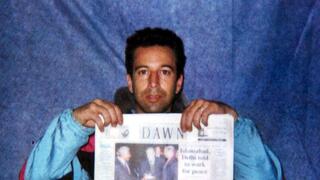 העיתונאי האמריקני דניאל פרל בשבי ב פקיסטן לפני הוצאתו להורג
