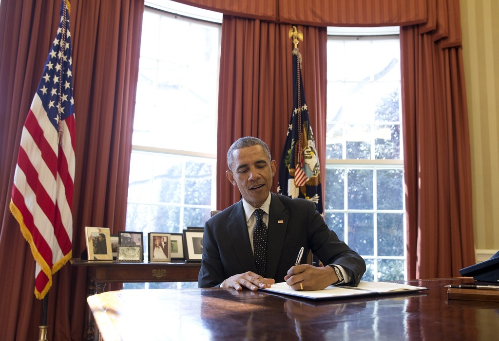ברק אובמה כותב ביד שמאל