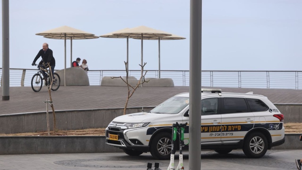 שוטרים אוכפים את הסגר השלישי בטיילת בתל אביב