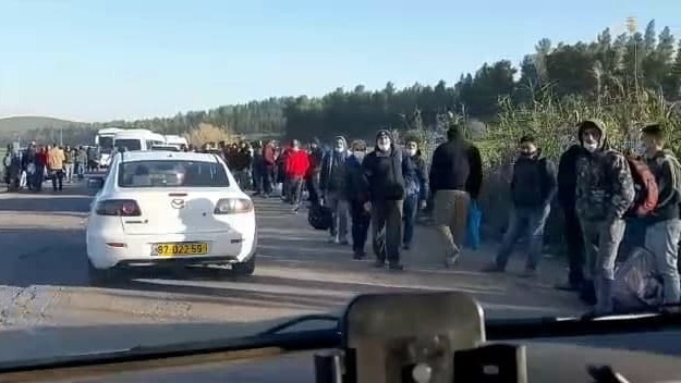 תיעוד: עשרות פלסטינים חוצים את גדר ההפרדה ללא בידוק בזמן שהמעבר סגור