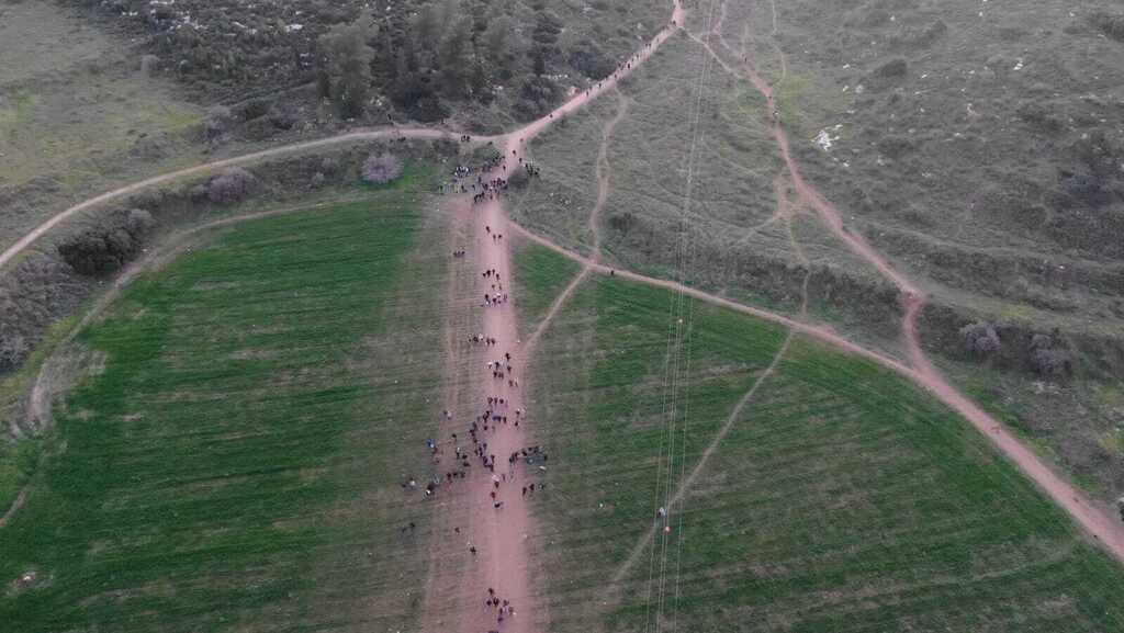 תיעוד: עשרות פלסטינים חוצים את גדר ההפרדה ללא בידוק בזמן שהמעבר סגור