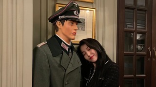 כיתוב: דרום קוריאה כוכבת פופ הצטלמה עם בובה בתלבושת חייל נאצי