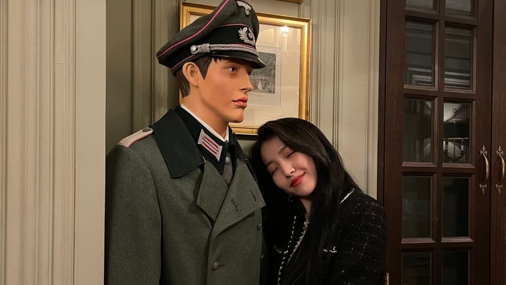 כיתוב: דרום קוריאה כוכבת פופ הצטלמה עם בובה בתלבושת חייל נאצי