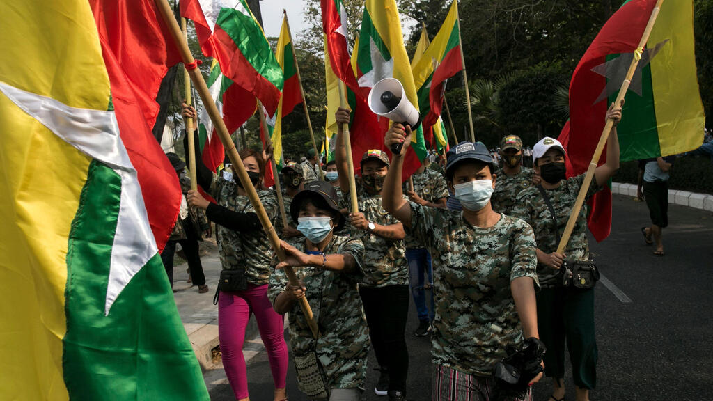 הפגנה של תומכי צבא ב 30 בינואר מיאנמר בעיר יאנגון  בדרישה לחקור הונאות לכאורה בבחירות 