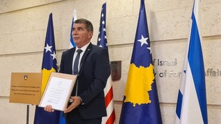 גבי אשכנזי במעמד החתימה על הסכם כינון יחסים עם קוסובו