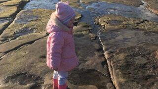 בת 4 גילתה עקבות דינוזאור וויילס