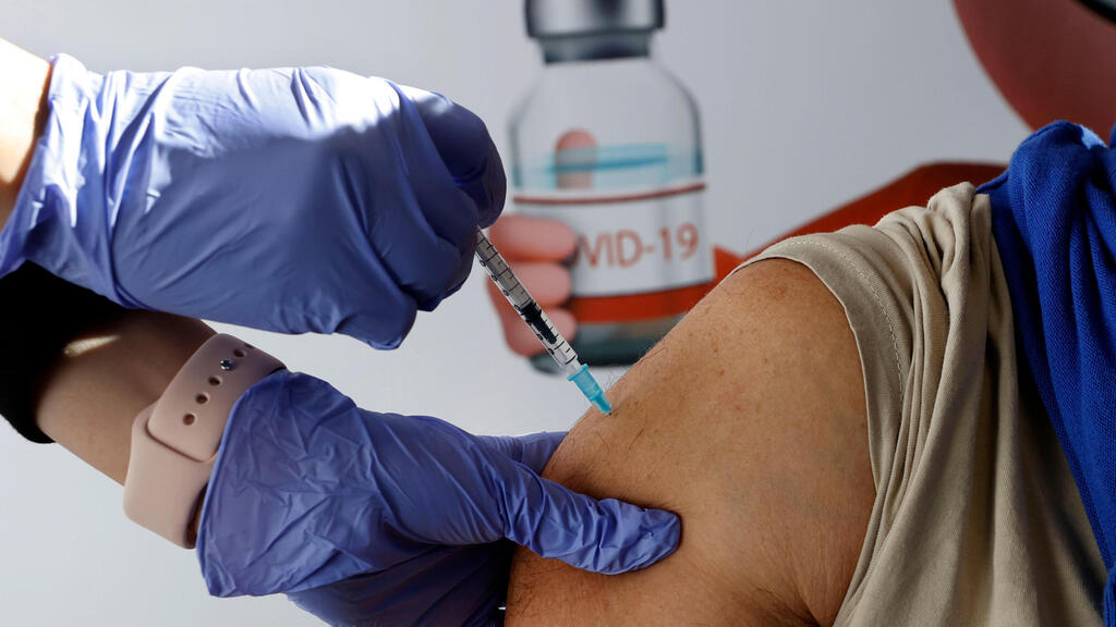 זריקה חיסון של פייזר ב מרכז חיסונים ב פתח תקווה 