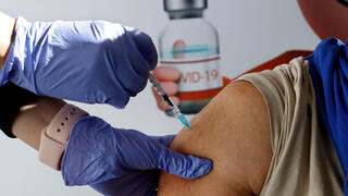 זריקה חיסון של פייזר ב מרכז חיסונים ב פתח תקווה 