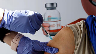 זריקה חיסון של פייזר ב מרכז חיסונים ב פתח תקווה 