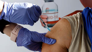 זריקה חיסון של פייזר ב מרכז חיסונים ב פתח תקווה 