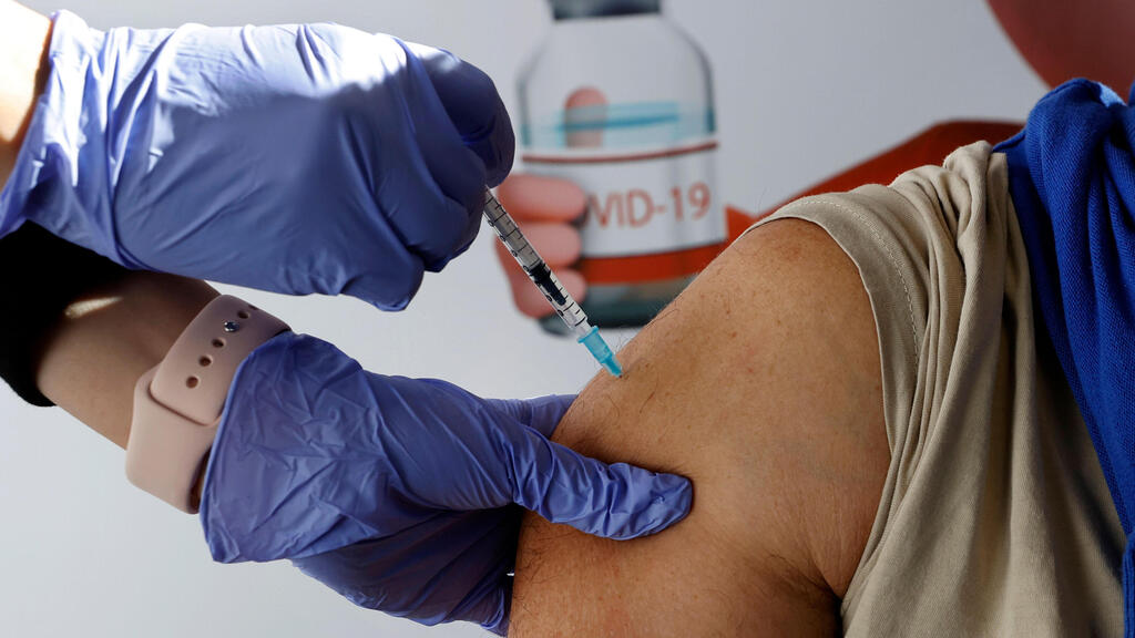 זריקה חיסון של פייזר ב מרכז חיסונים ב פתח תקווה 