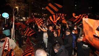 אוהדי בני יהודה מוחים ליד ביתו של ברק אברמוב