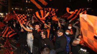 אוהדי בני יהודה מוחים ליד ביתו של ברק אברמוב