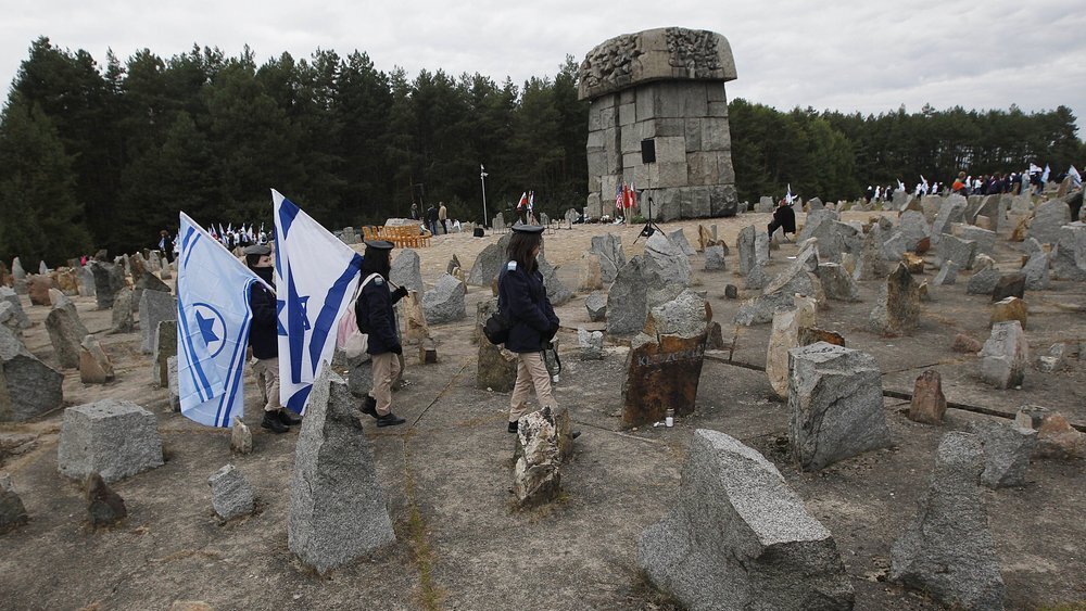  Israeli youths with their national flags march by the monument to some 900,000 European Jews killed by the Nazis between 1941 and 1944 at the Treblinka death and labor camp