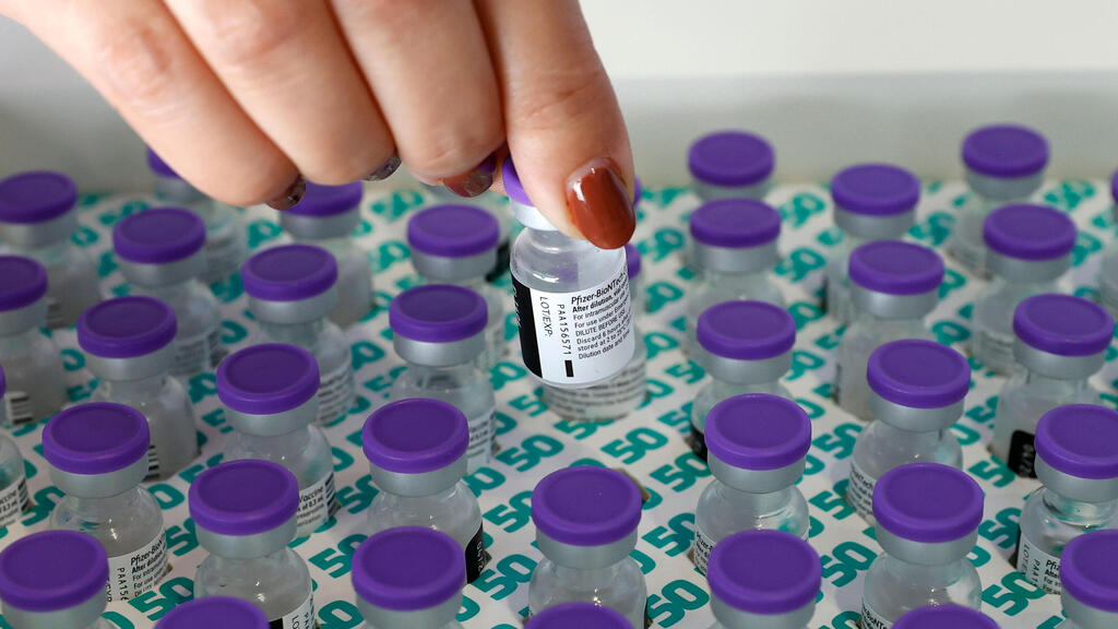 בקבוקון בקבוקוני חיסון חיסונים של פייזר ב מרכז חיסונים ב פתח תקווה 