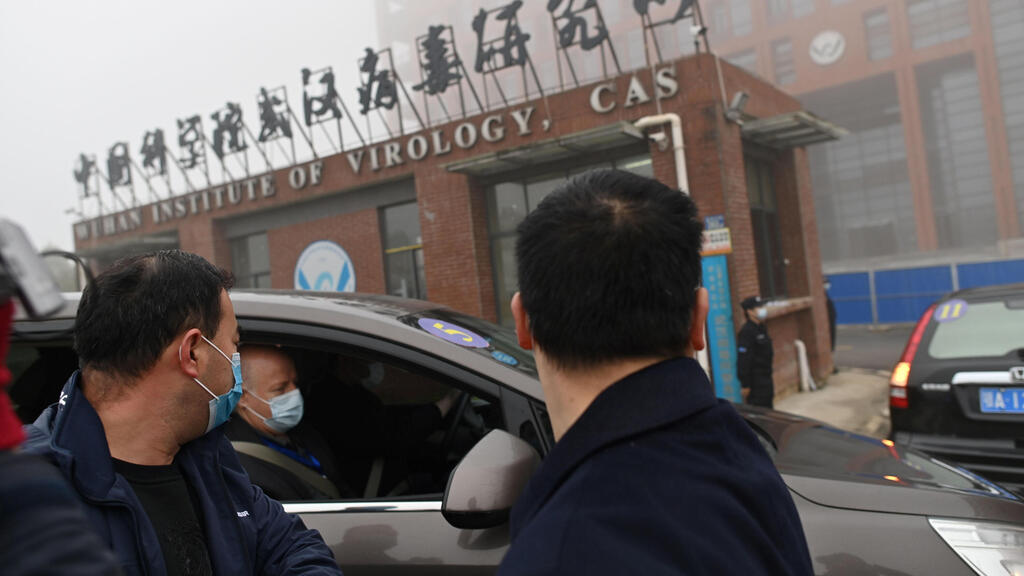 צוות מומחים בינלאומי שחוקר את מקור ה קורונה מגיע ל מכון ווהאן לווירולוגיה מעבדה ב סין