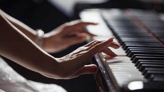 אישה מנגנת בפסנתר