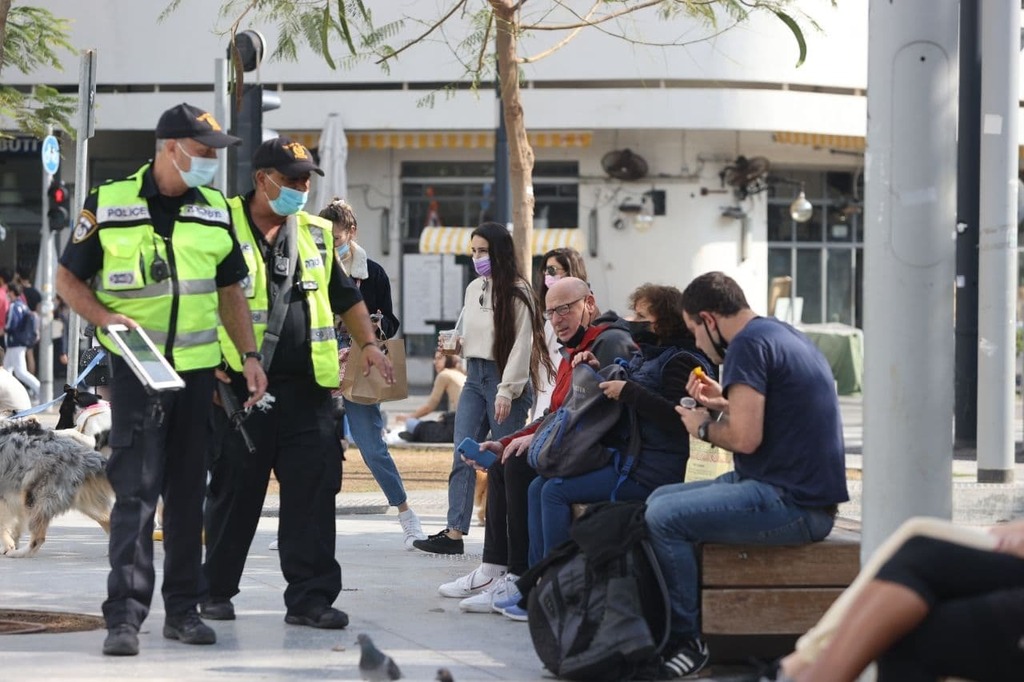 אכיפת משטרה את הסגר השלישי בכיכר דיזנגוף בתל אביב