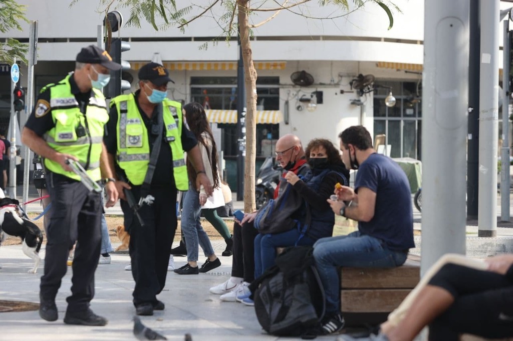 אכיפת משטרה את הסגר השלישי בכיכר דיזנגוף בתל אביב