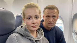 יוליה נבלניה ו אלכסיי נבלני ב טיסה מ גרמניה ל רוסיה לפני מעצרו