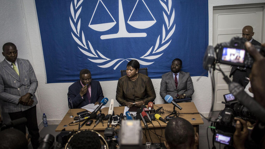 International Criminal Court's (ICC) chief prosecutor Fatou Bensouda (C) holds a press conference in 2018  