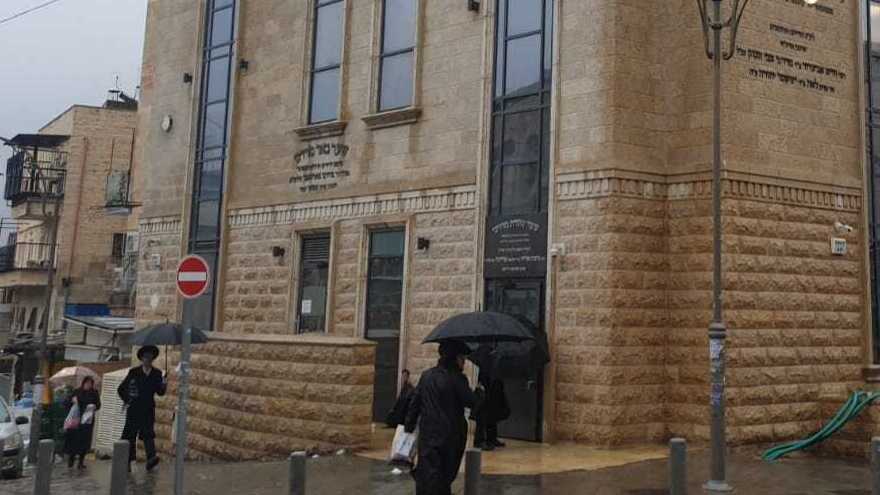 מתפללים נכנסים לבית הכנסת של סאטמר בשבוע שעבר
